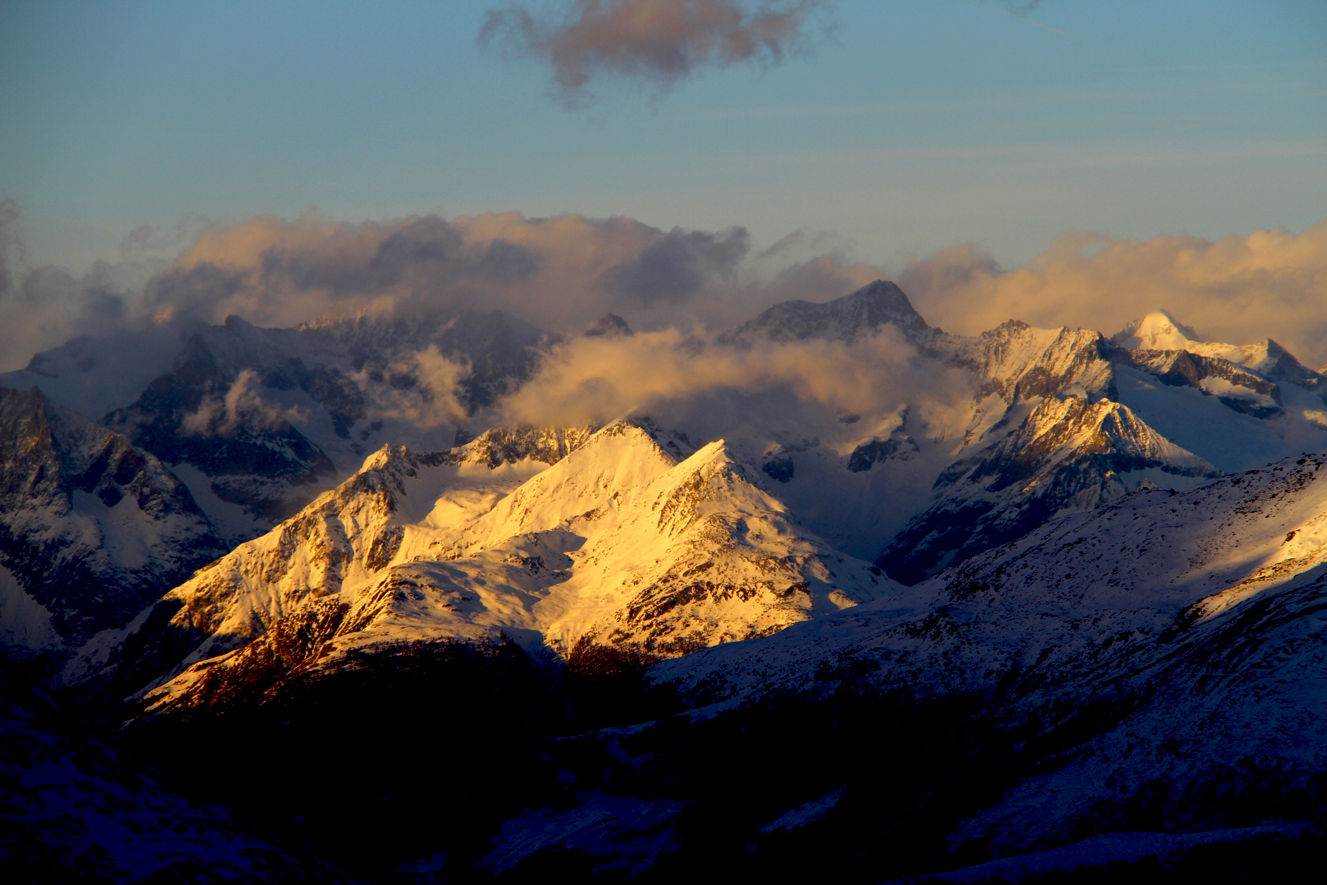 Skymning ver bergen i Schweiz. Ski touring. Foto: Andreas Bengtsson