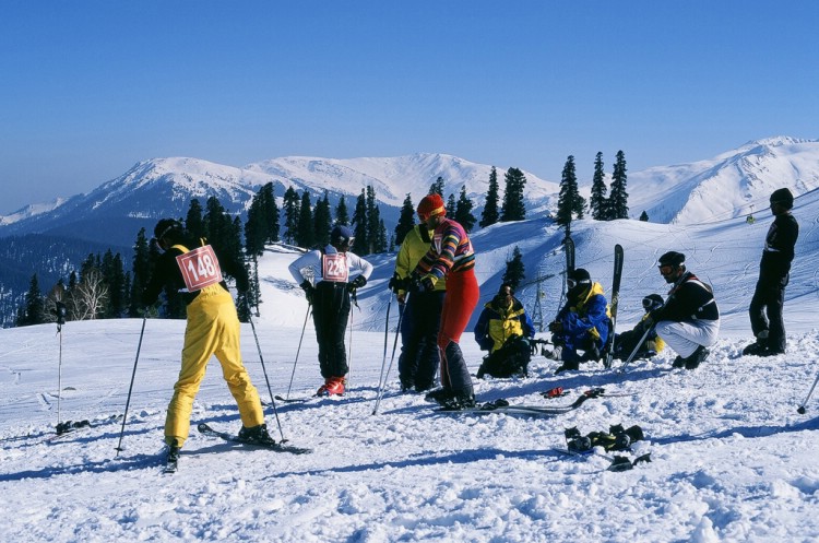 Lokala skidåkare på tävlingsdag i Gulmarg.   Foto: Ptor Spricenieks, skiherenow@yahoo.com 