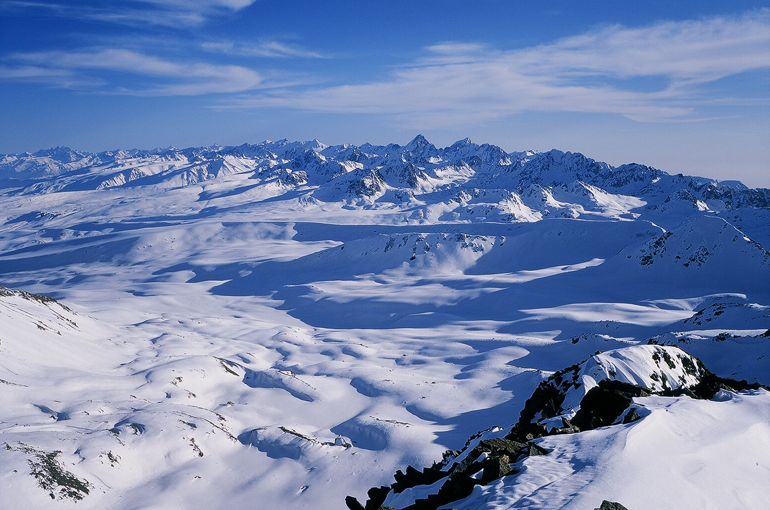 Frn Sunshine Peak som ligger nra Gulmar kan man blicka sderut ver Pir Panjal Range.      Foto: Ptor Spricenieks, skiherenow@yahoo.com 