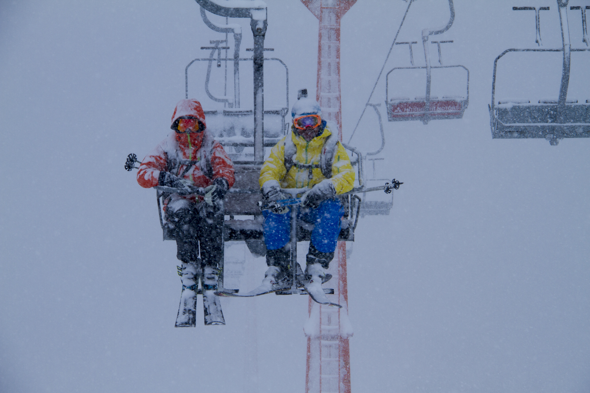 Joakim och Alexander kurar ihop sig i snfallet i Nevados de Chillan.  Foto: Andreas Bengtsson 