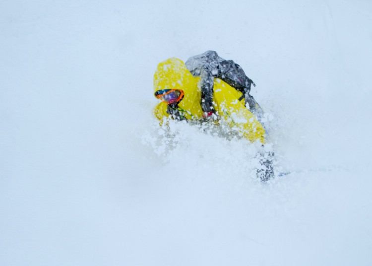 Joakim åker djupsnö i Chile.  Foto: Andreas Bengtsson 