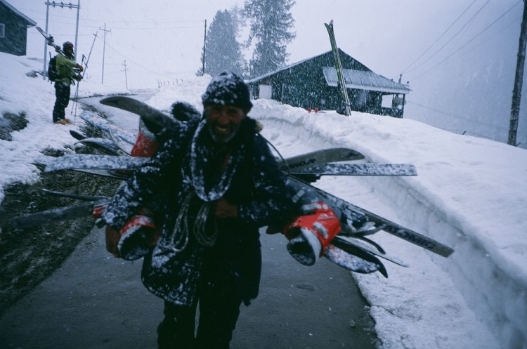 En lokal bärare levererar hyrskidor med klassisk Kashmir service.   Foto: Ptor Spricenieks, skiherenow@yahoo.com 