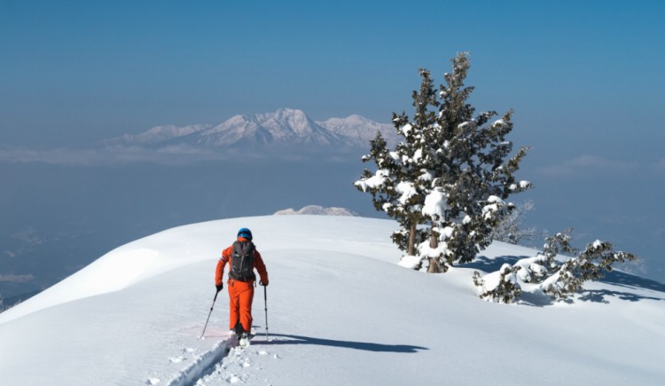 Va finns på andra sidan? Rekresa på jakt efter nya åk och nya skidorter. Bergsguide Andreas Bengtsson på topptur under en av våra rekresor till Honshu. Foto: Henrik Bonnevier