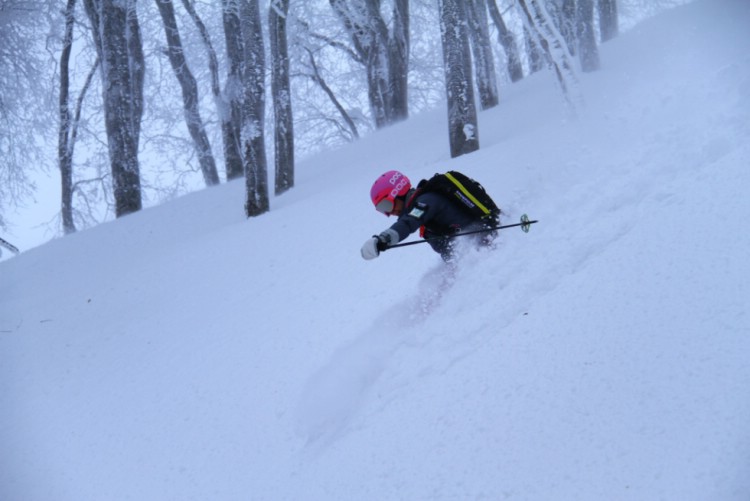 Somewhere on the island of Honshu. Birgitta Elfversson gets her need for speed. The children stay at home with the grandparents when Mom and Dad are on a powder trip in Japan. Photo: Andreas Bengtsson