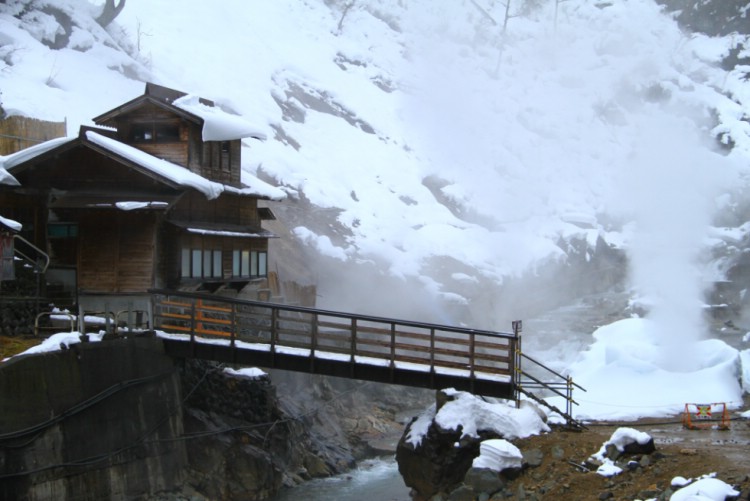 På Honshu finns det gott om varma källor. På Japanska kallas dessa temalbad för Onsen. Foto: Andreas Bengtsson