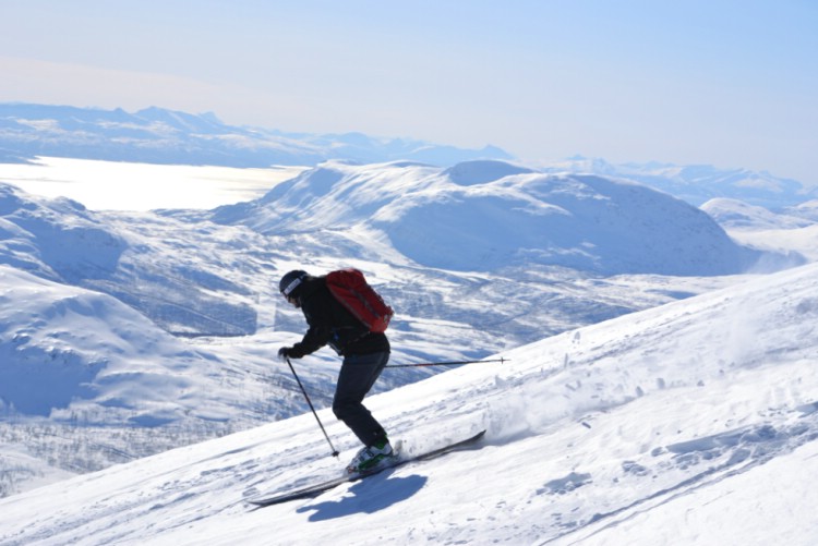 Skidåkning med fjordutsikt. Kring Gratangen Fjellhotell finns hundratals fina toppturer och olika åk att njuta av. Från topparna ser vi flera olika fjordar. 