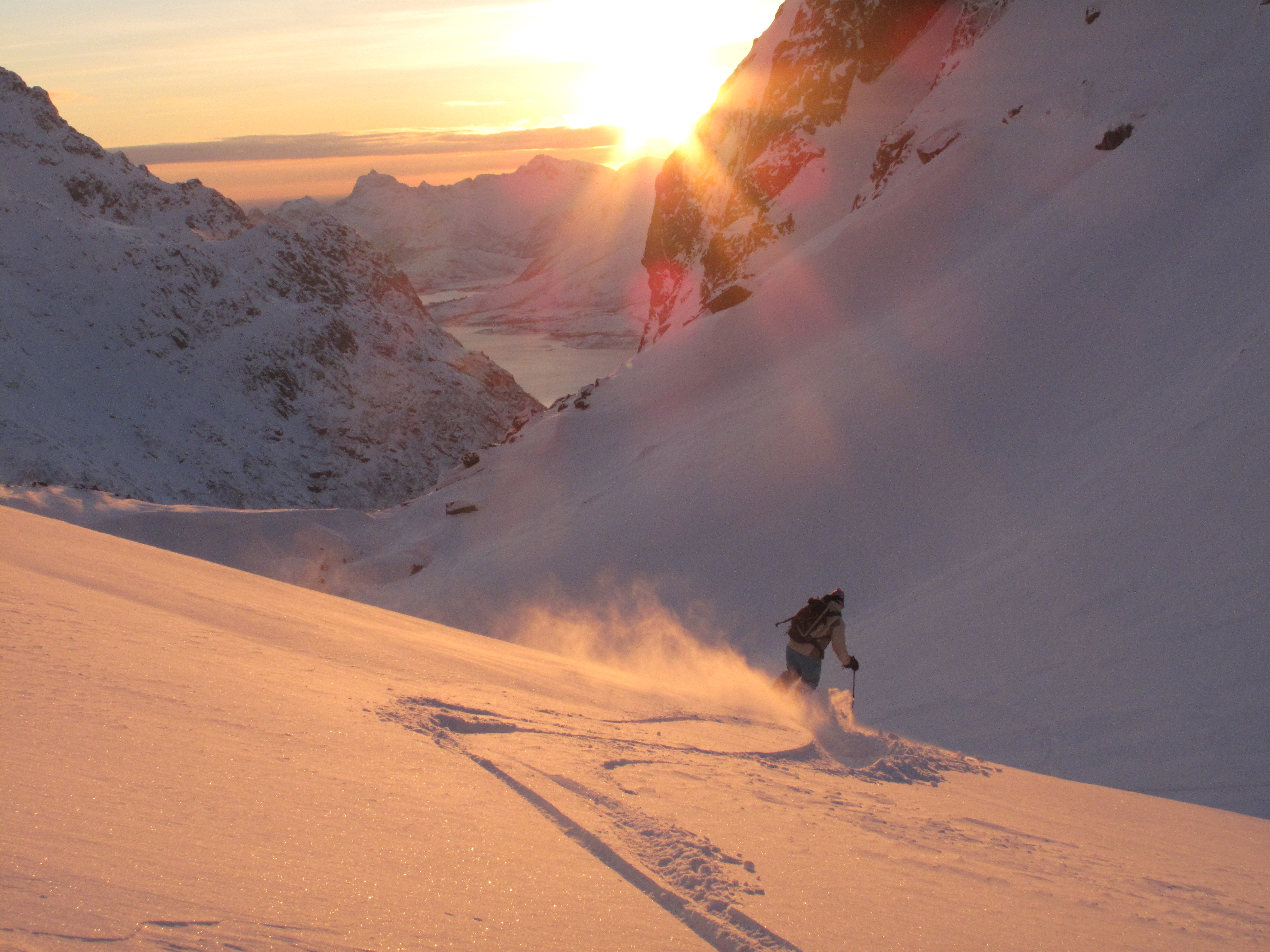 Skidkning med fjordutsikt. Kring Gratangen Fjellhotell finns hundratals fina toppturer och olika k att njuta av. Frn topparna ser vi flera olika fjordar. 