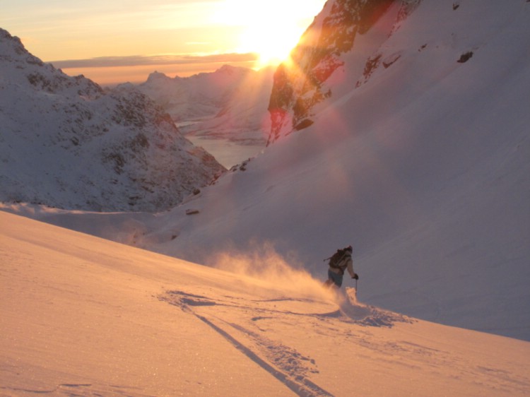 Skidåkning med fjordutsikt. Kring Gratangen Fjellhotell finns hundratals fina toppturer och olika åk att njuta av. Från topparna ser vi flera olika fjordar. 