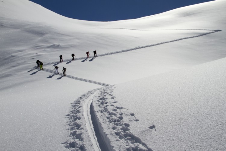 Lägger fina spår uppför i pudersnö. Foto: Andreas Bengtsson