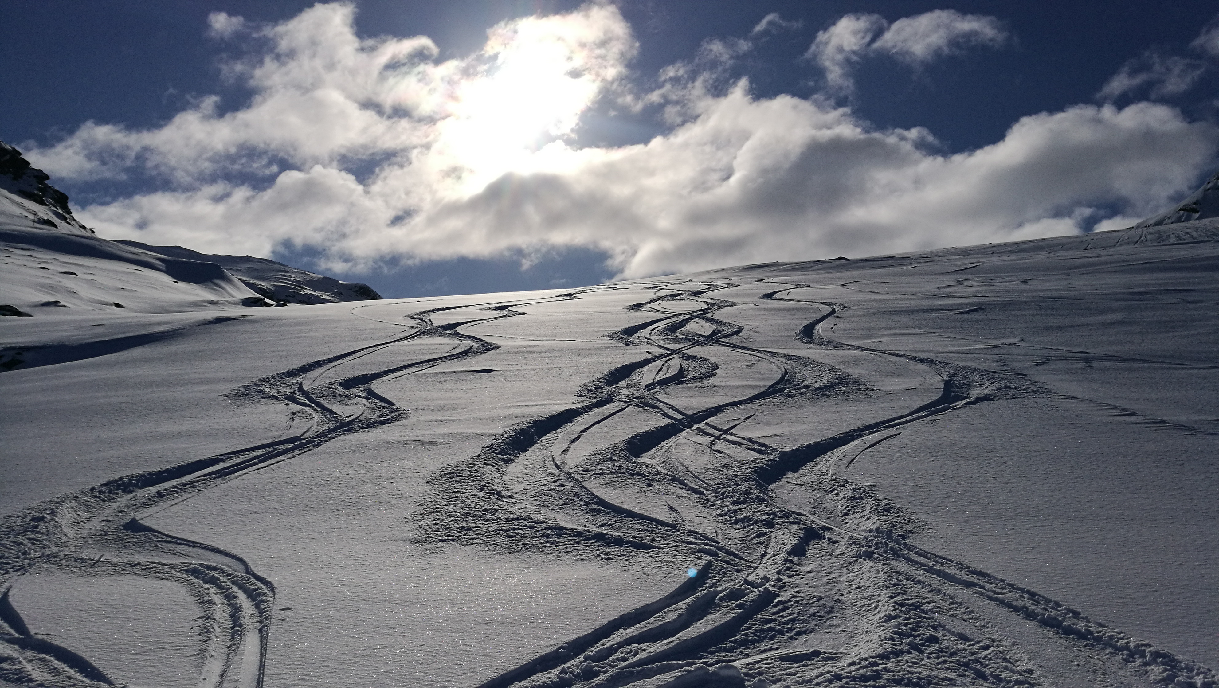 Powder Tracks, Spuren im Schnee, Nordschweden, Heliskiing.