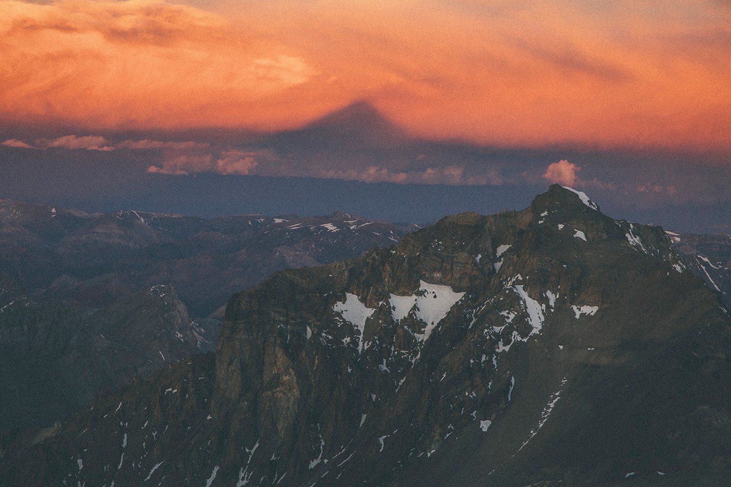 Soluppgång med skuggan av Aconcagua. Foto Emma Svensson