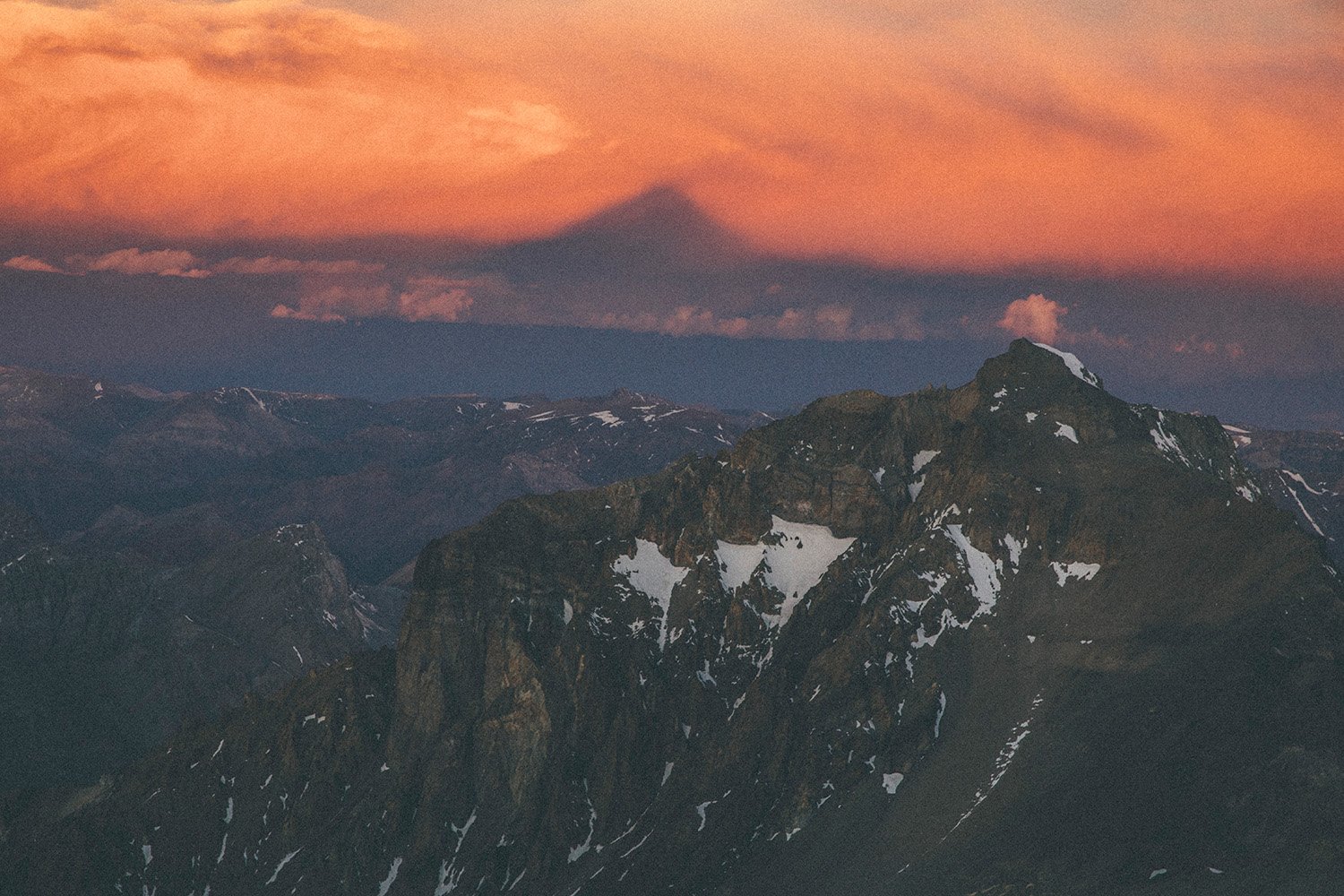 Soluppgng med skuggan av Aconcagua. Foto Emma Svensson