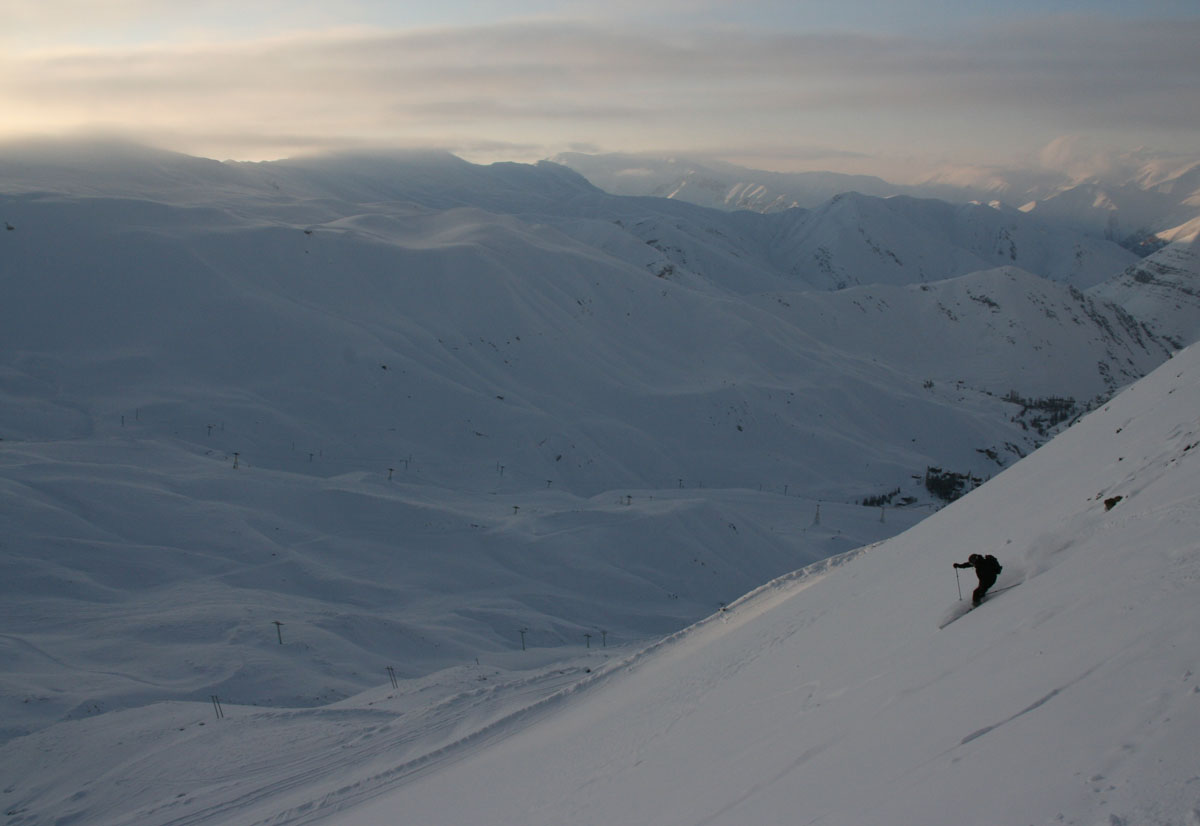 Jonas Elde in powder snow on the last run of the day in Dizin.    Photo: Andreas Bengtsson