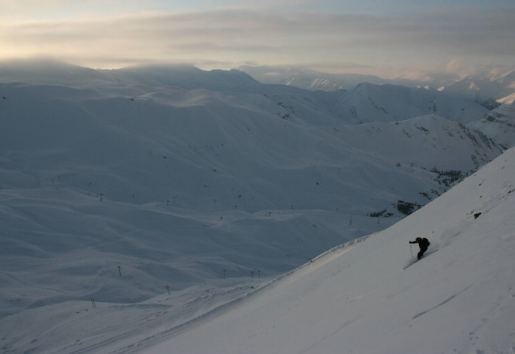 Jonas Elde njuter av pudersnö och sista ljuset  på väg ner till hotel Dizin.    Foto: Andreas Bengtsson