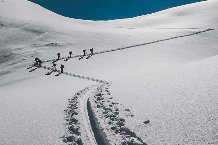 Lägger fina spår uppför i pudersnö. Foto: Andreas Bengtsson