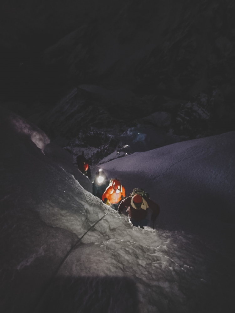 På väg mot toppen av Lobuche East. Foto Jonna Kivi