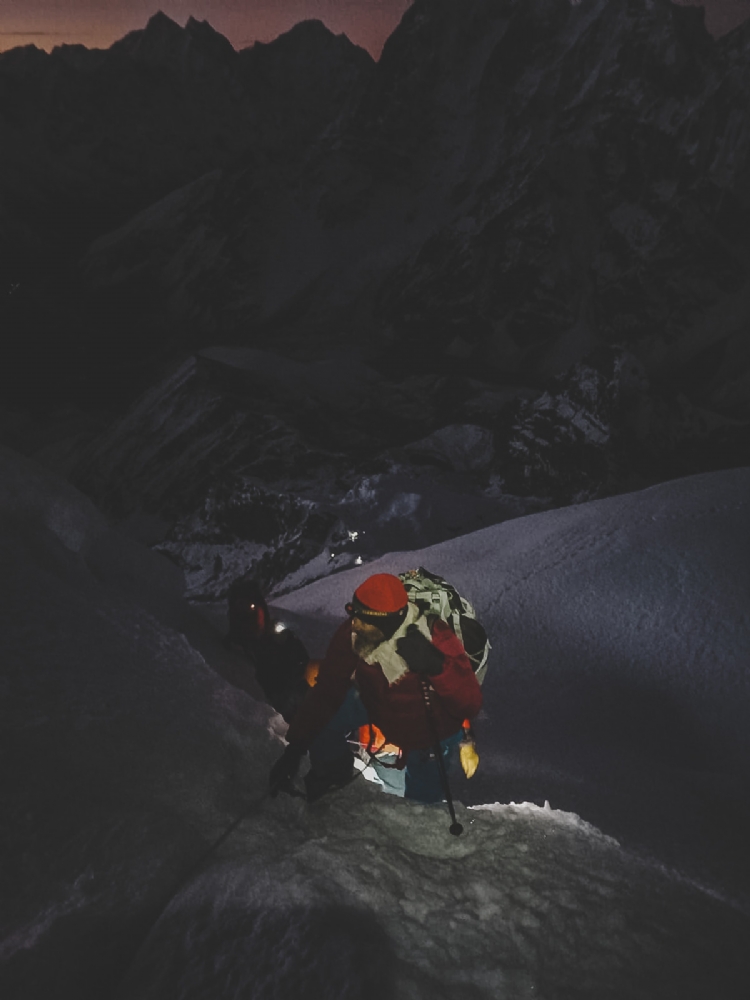 På väg mot toppen av Lobuche East. Foto Jonna Kivi