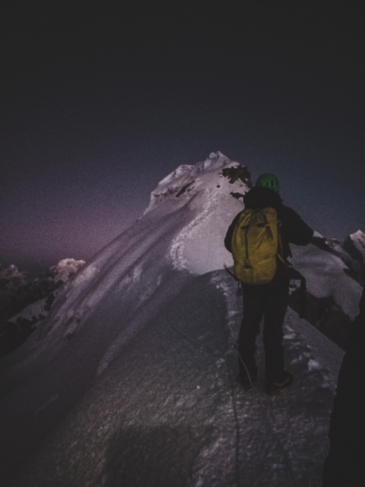 På väg mot toppen av Lobuche East. Foto Jonna Kivi
