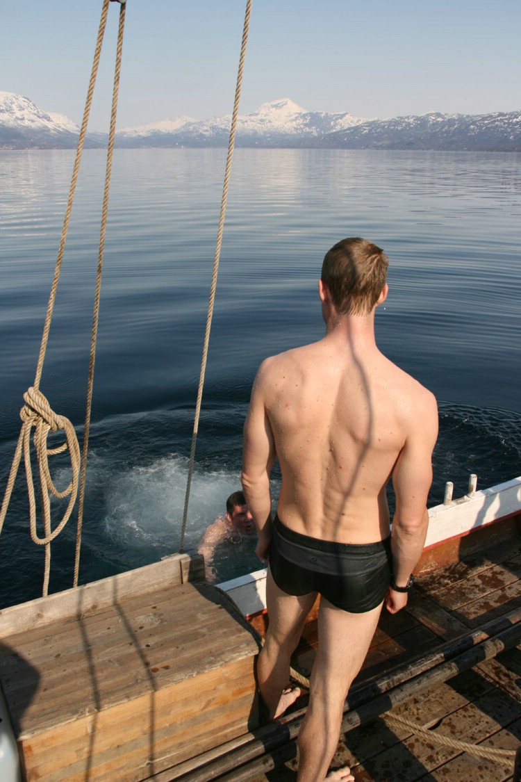 Riktiga vikingar badar även om det bara är 4 grader i vattnet.     Foto: Andreas Bengtsson