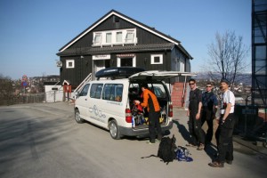 Packar in oss i bussen utanför hotel Breidablikk i Narvik.      Foto: Andreas Bengtsson