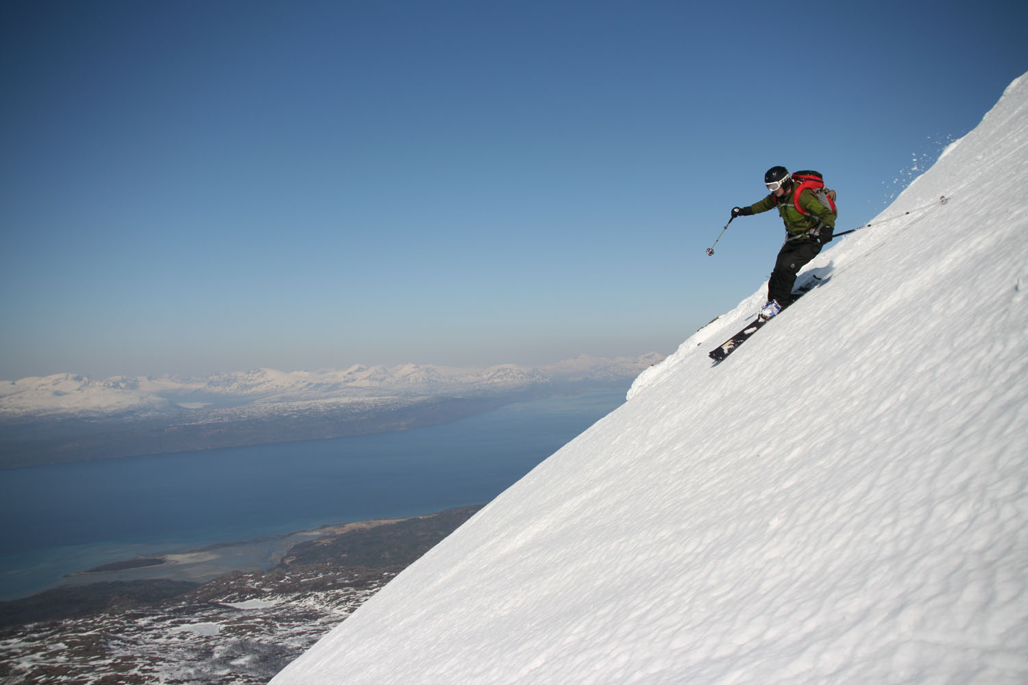Ola åker skidor ner för Rånkeipen några mil söder om Narvik.      Foto: Andreas Bengtsson