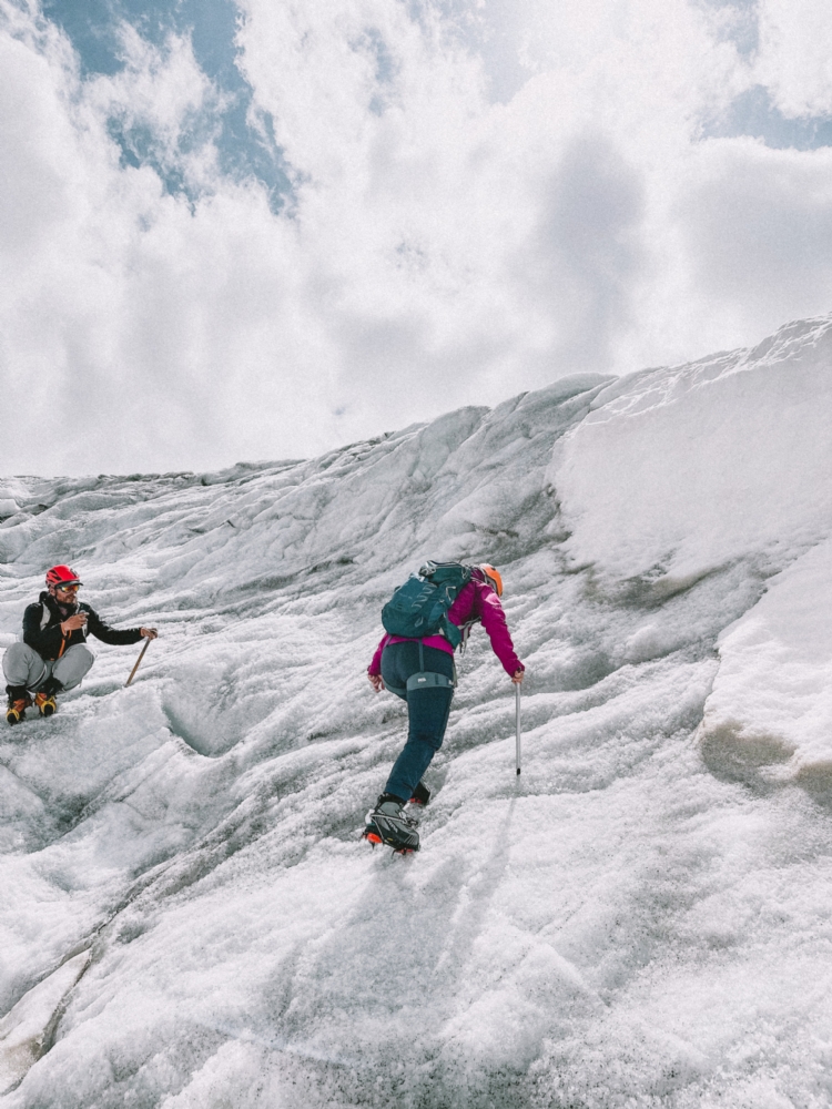 Träning på tekniker med stegjärn och isyxa på glaciären