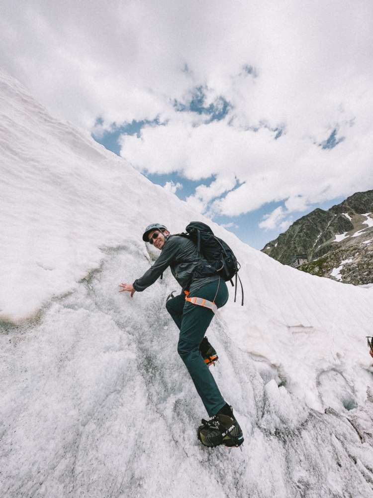 Övning på att klättra brant glaciär under träningsdagen