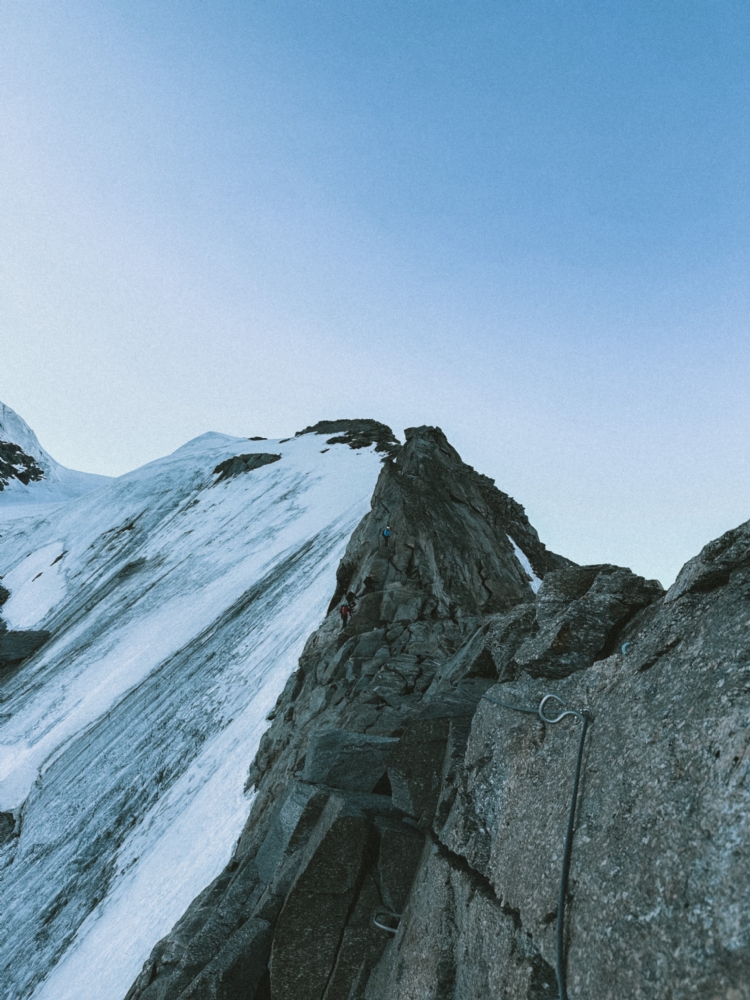 På väg upp på via ferratan på Gran Paradiso längs kammen - om du tittar noga kan du se klättrarna