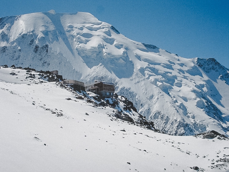 Tete Rousse hyttan 3167möh. I bakgrunden syns Aiguille de Bionnassay. Foto: Andreas Bengtsson