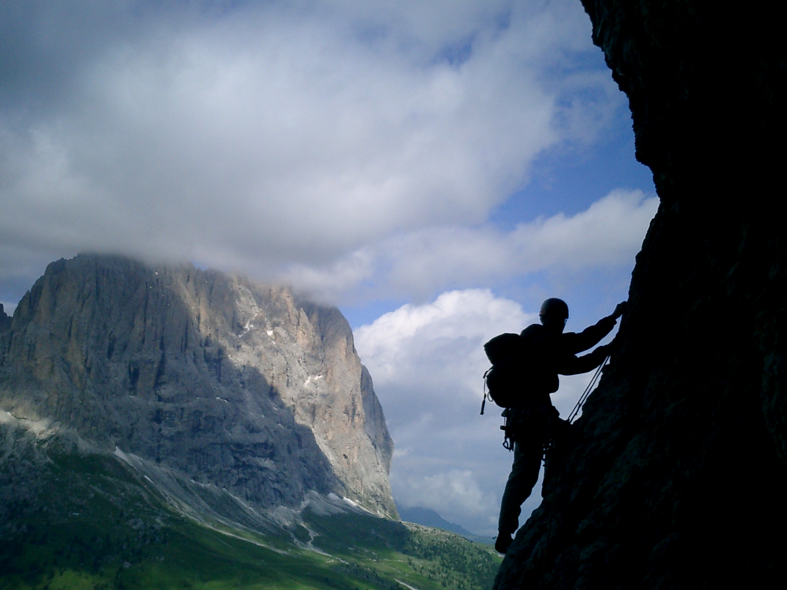 Klttring p andra sella tornet med Sassolungo i bakgrunden.    Foto: Andreas Bengtsson