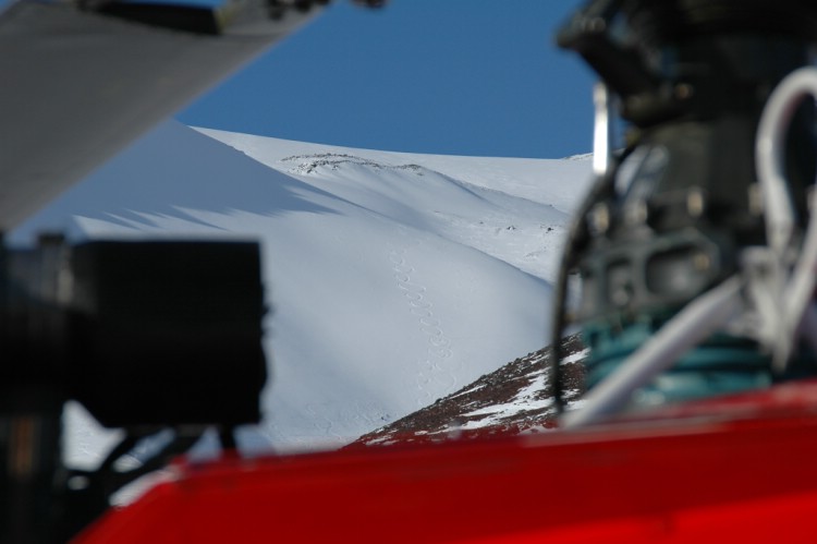 The pilot Peter has a view over our tracks on Kebnekaise. Heli ski Riksgränsen 28/3 - 2009         Photo: Peter Almer