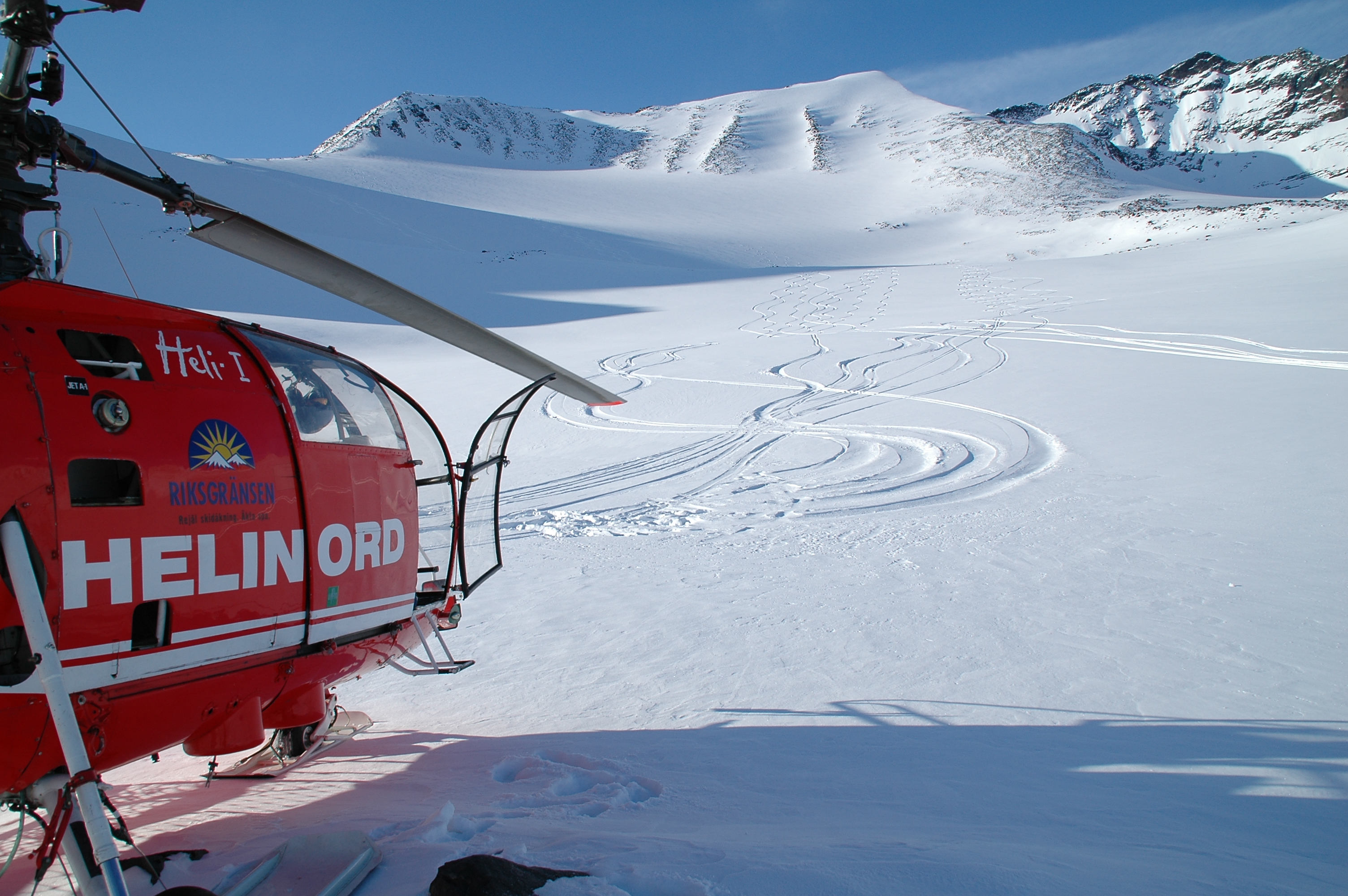 The run on Knivkammen was soft an nice. Heli ski Riksgrnsen 28/3 - 2009         Photo: Peter Almer