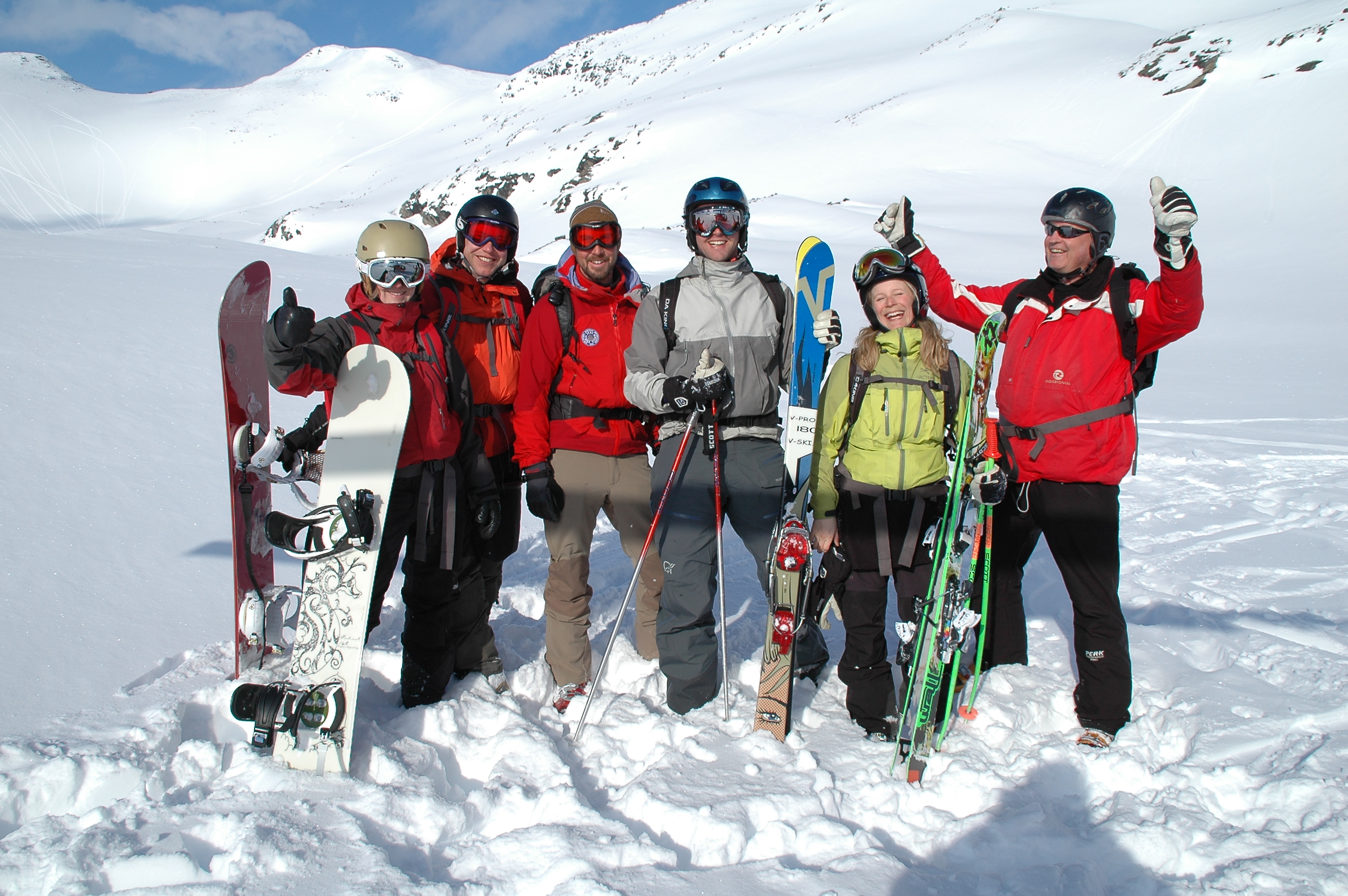 One happy group on Heli ski Riksgrnsen 29/3 - 2009      Photo: Peter Almer 