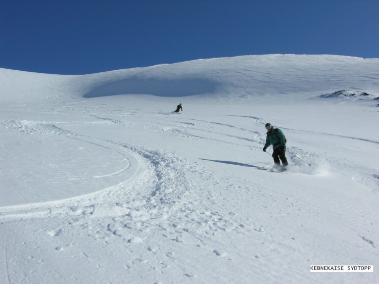 Powder skiing on Kebnekaise 4 of April 2009.    Photo: Peter Engström