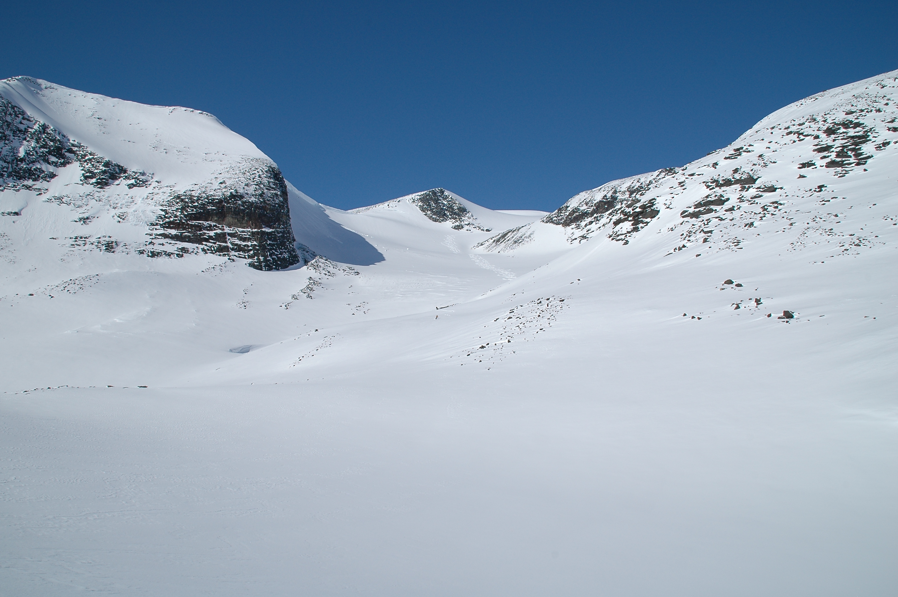 Skiing on Knivkammen close to Kebnekaise. 4th of April 2009  Photo: Peter Almer 