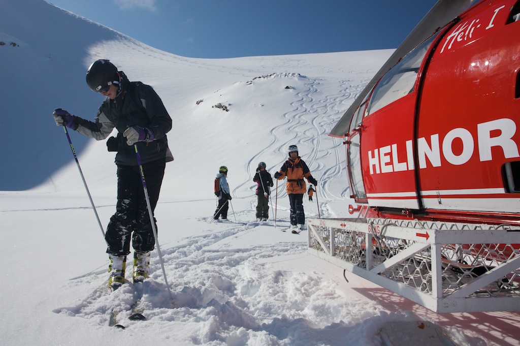  Catherine, Hazel, James, Julie, and Richard heliskiing in Riksgrnsen. Photo: Carl Lundberg