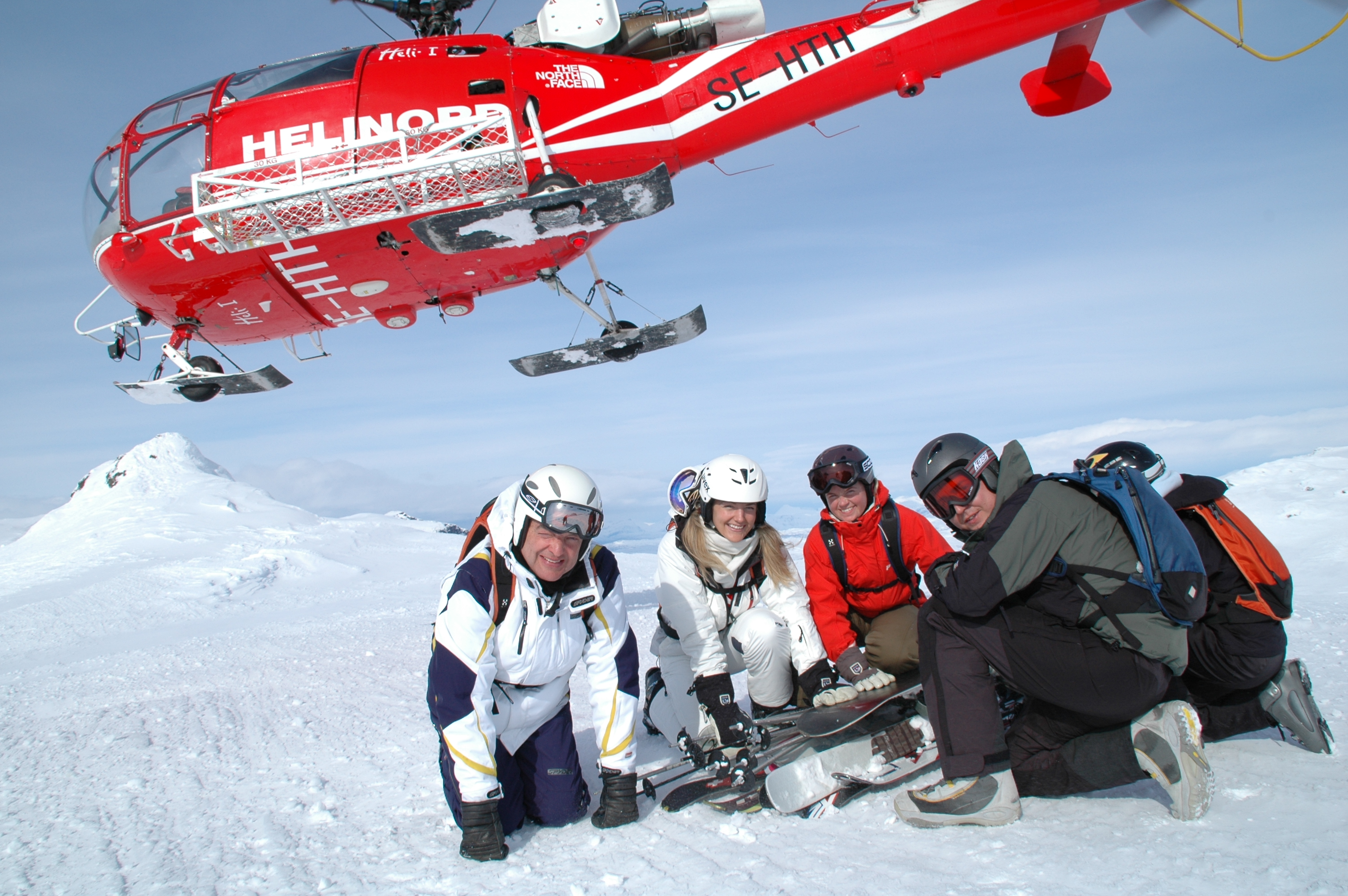 The group on top of KOrsatjokka. Heliski Riksgrnsen, April 22, 2009. Photo: Andreas Bengtsson 