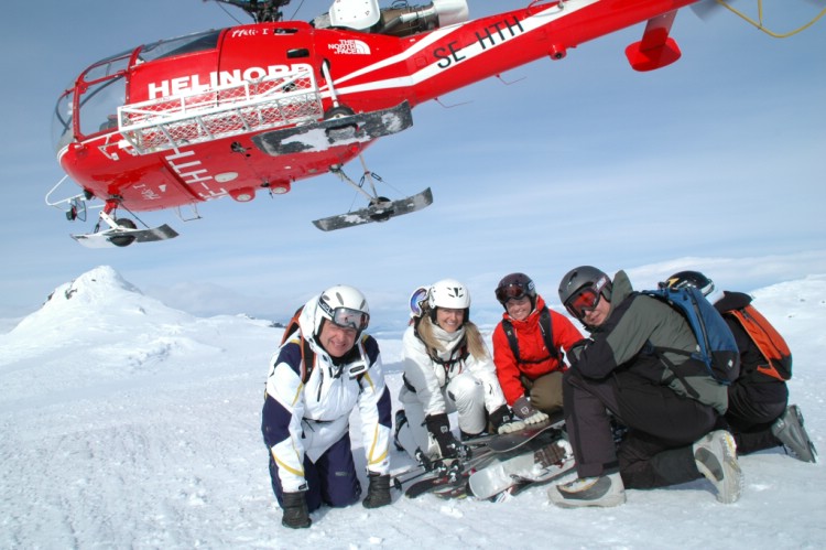 The group on top of KOrsatjokka. Heliski Riksgränsen, April 22, 2009. Photo: Andreas Bengtsson 