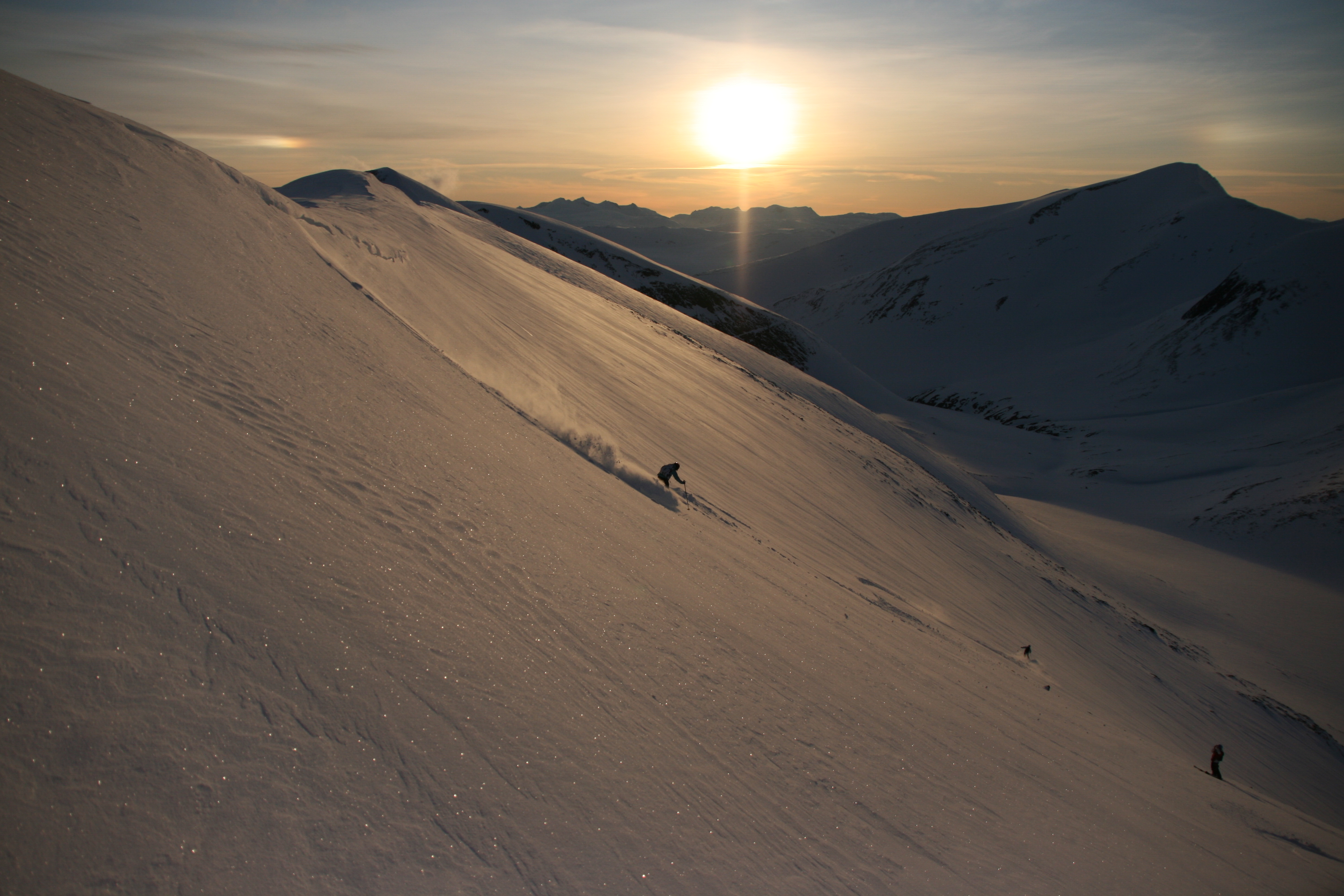 Sen kvllskning p Moarhmmacohkka. Heliski Riksgrnsen 29 april 2009. Foto: Andreas Bengtsson