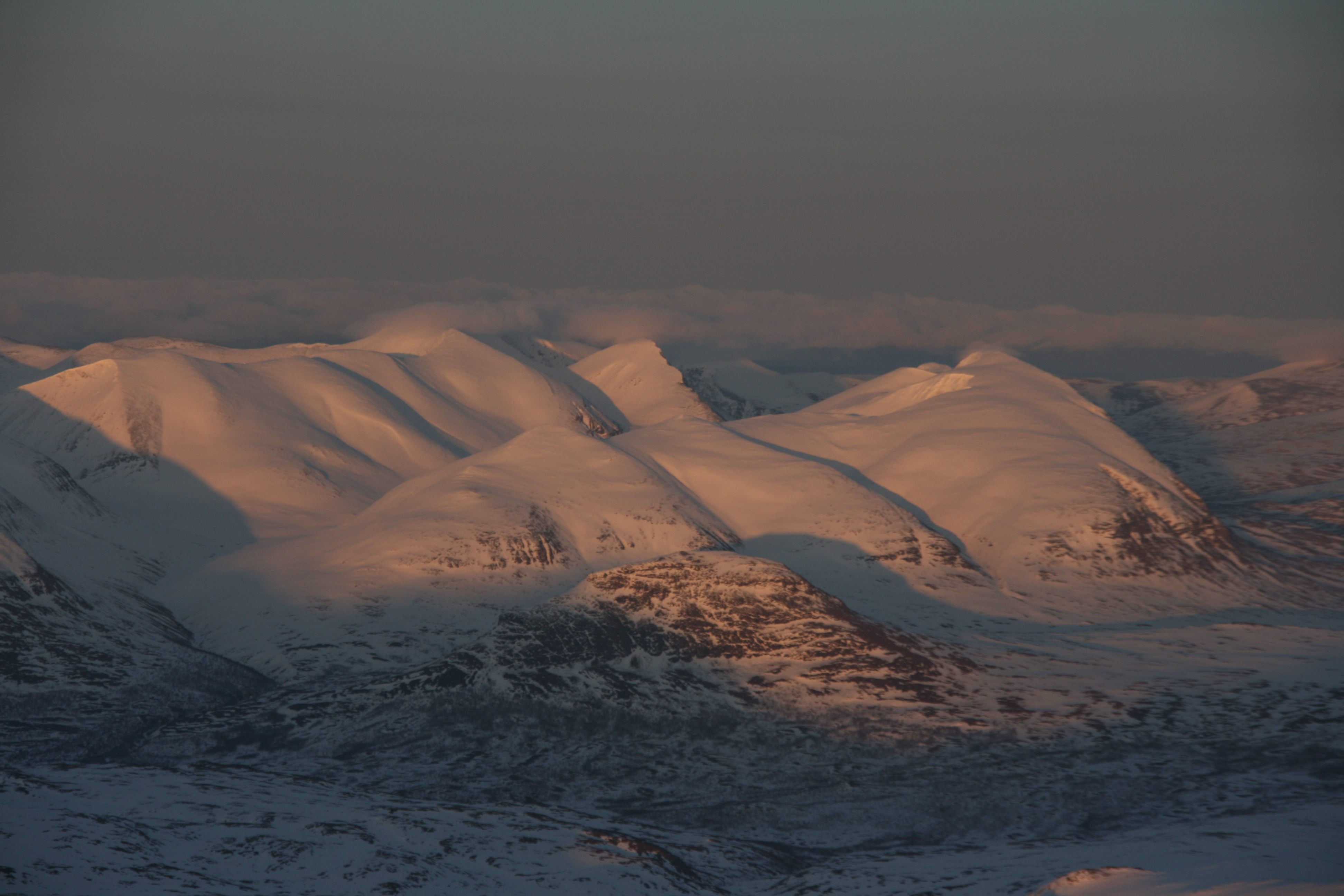 Kvllsljus ver Abiskoalperna p vg hem. Heliski Riksgrnsen 29 april 2009. Foto: Andreas Bengtsson