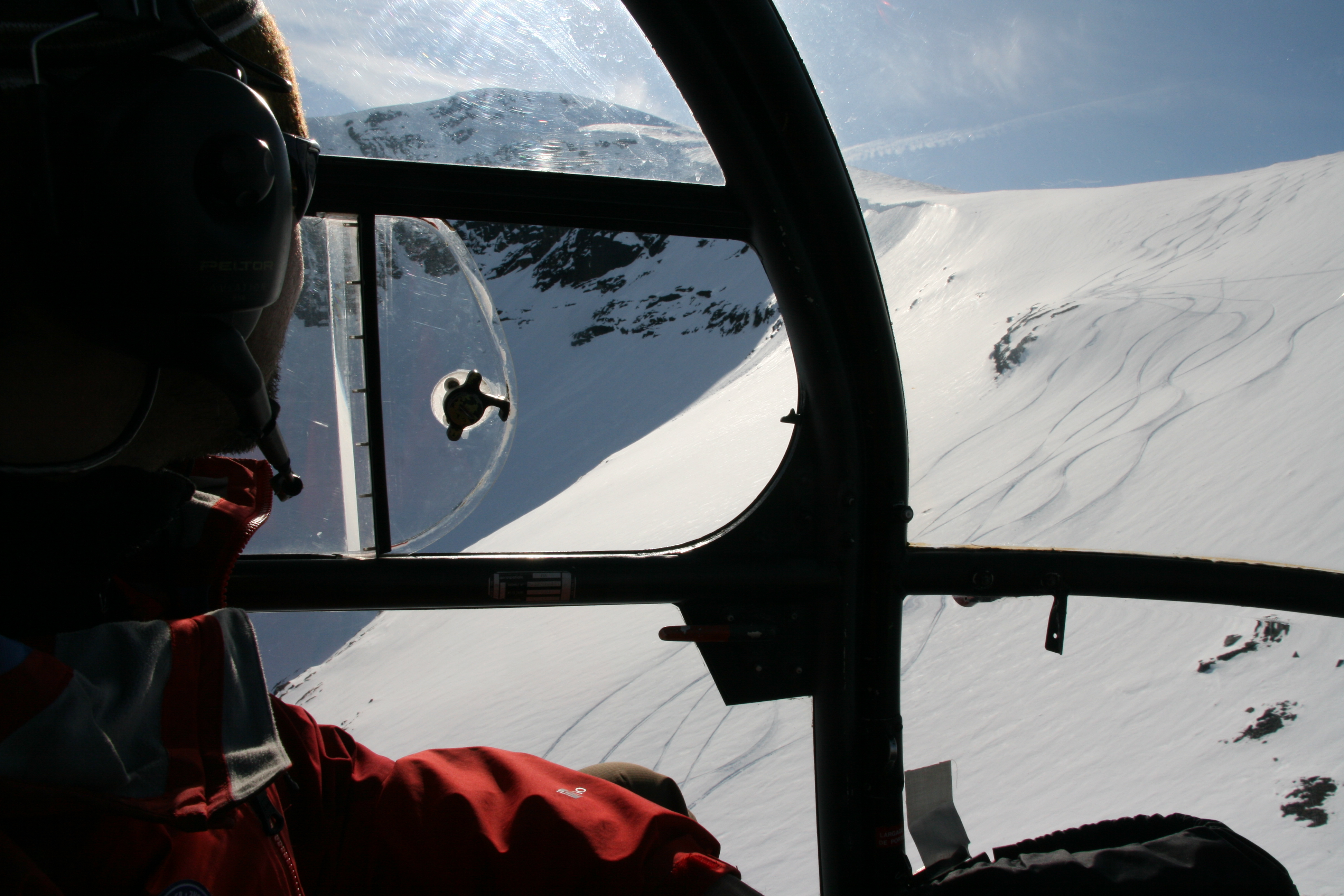 Bergsguide Andreas Bengtsson njuter av spren frn senaste ket. Heliski Riksgrnsen 30 april 2009. Foto: Elias Bengtsson