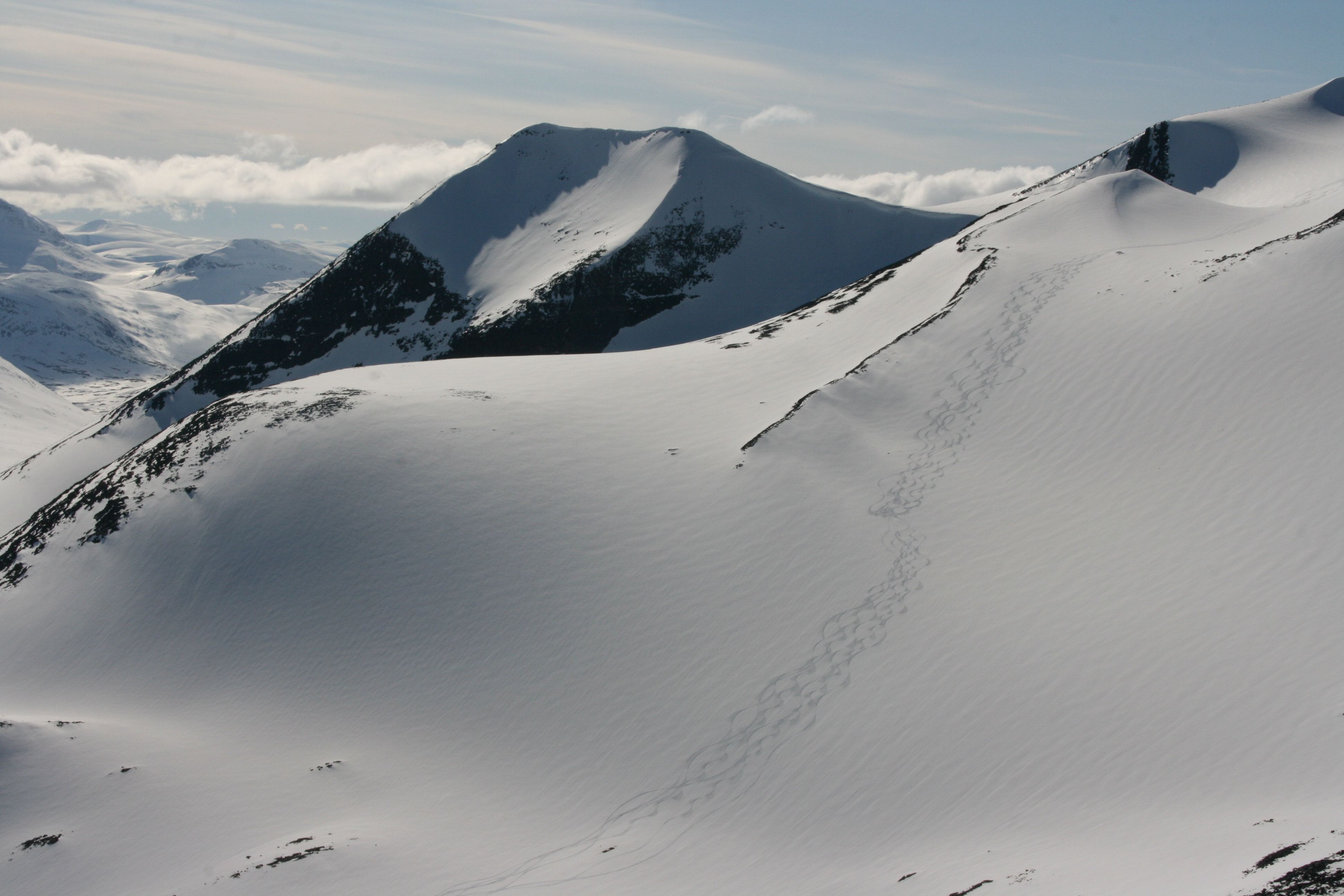 Vra spr p knivkammen. Heliski Riksgrnsen 8 maj 2009. Foto: Andreas Bengtsson