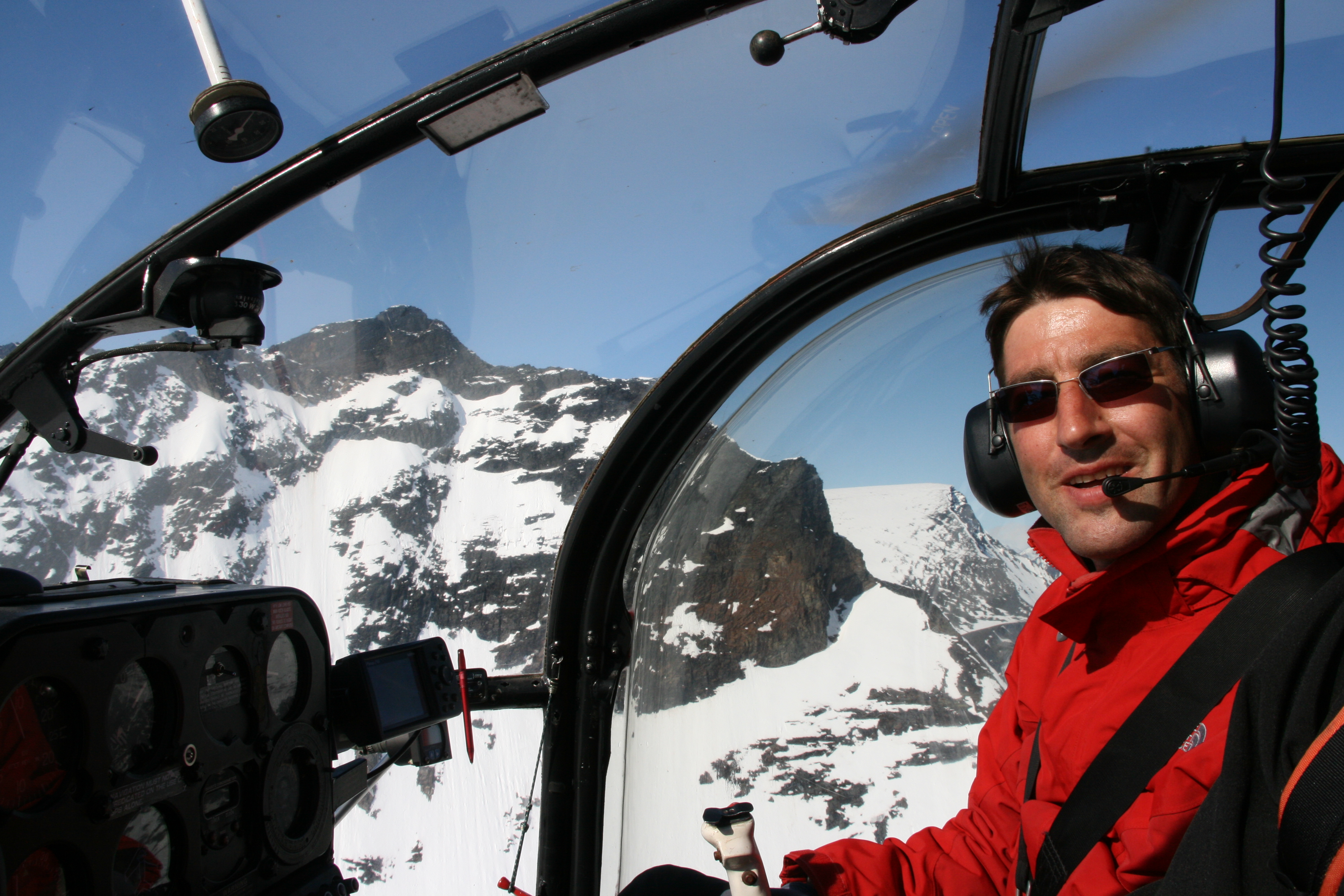 Our pilot Jan. Heliski Riksgrnsen May 8, 2009. Photo: Andreas Bengtsson