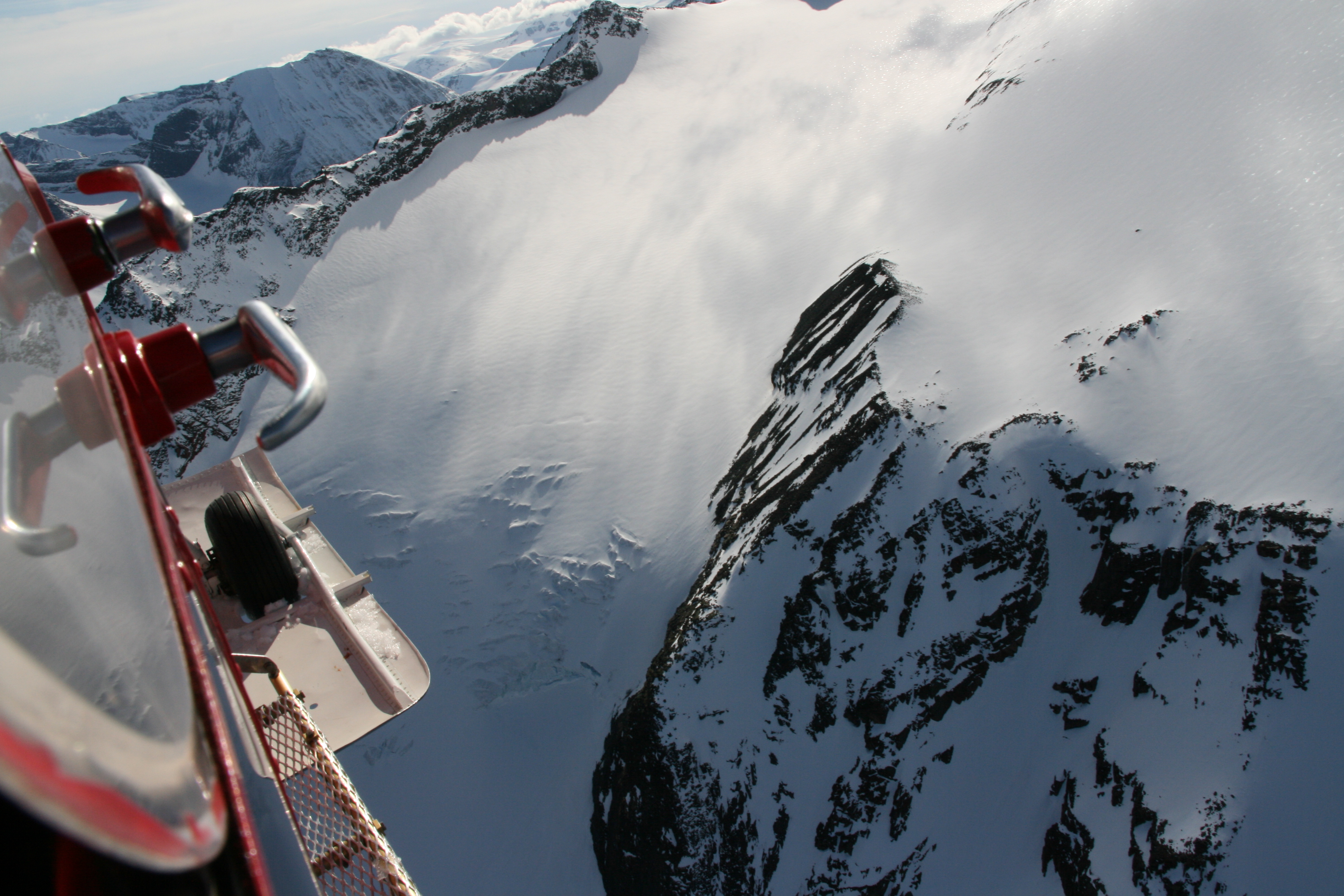 The Glacier on Sielmatjokka from the helicopter. Heliski Riksgrnsen May 8, 2009. Photo: Andreas Bengtsson