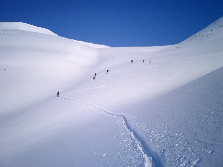 Spårläggning i pudersnö. Foto: Andreas Bengtsson