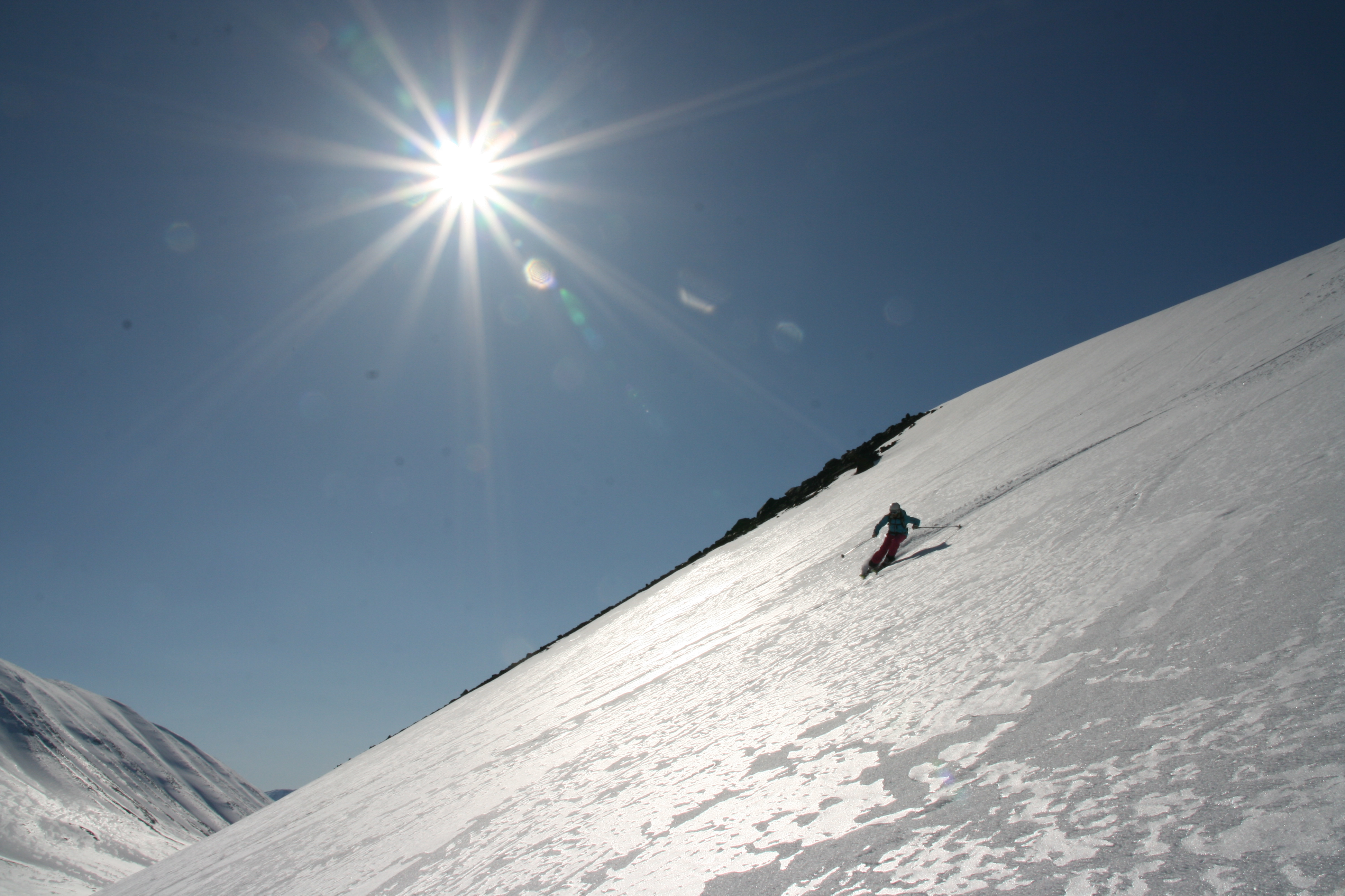 Agnes Sjberg i vrsn p Knivkammen, Kebnekaise omrdet. Heliski Riksgrnsen 15 maj 2009. Foto: Andreas Bengtsson