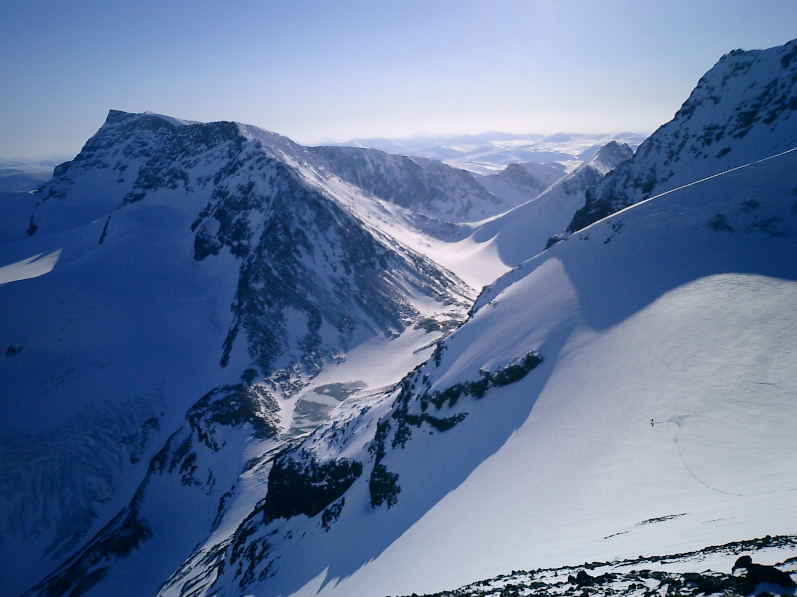 A classic big ski run in Sweden, the Lijetoppsrnnan between the mountains Liljetoppen and Kaskasatjokka, 900m vertical down to the Tarfala lake.  Photo: Andreas Bengtsson