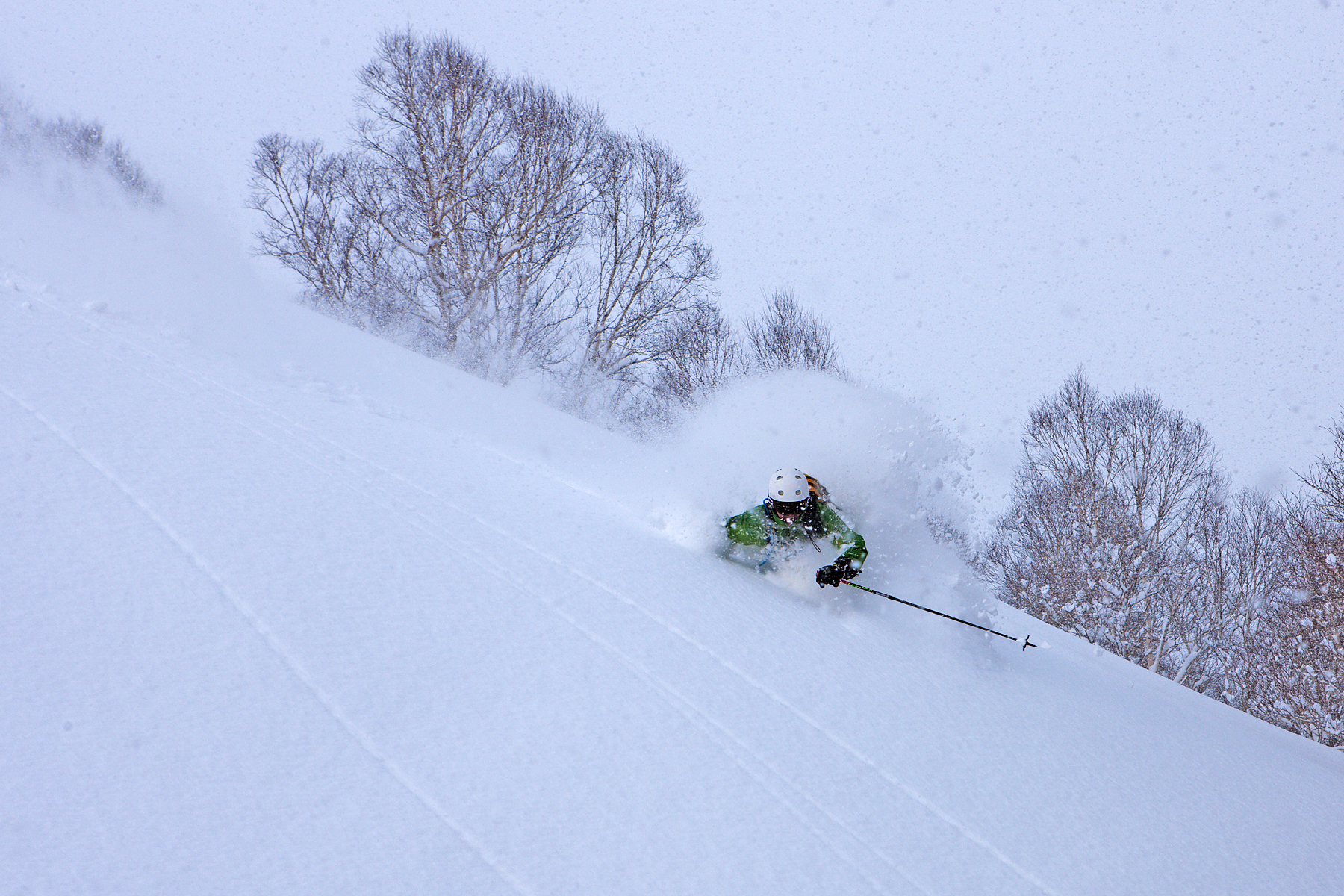 Anders Sjberg ker skidor i Niseko. Foto: Henrik Bonnevier 