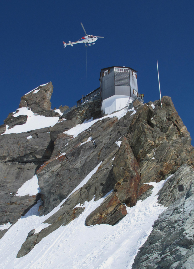 Som till flertalet av hyttorna i alperna anlnder alla frndenheter med helikopter. Foto: Lisa Auer
