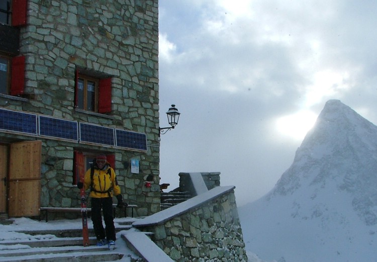 Vädret klarnar och vi kan se bort mot Pigne d’Arolla. Stormen har lämnar nysnö att åka i när vi lämnar Dix hyttan. Foto: ©Lisa Auer